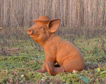 Gartenstatue eines süßen kleinen Schweins