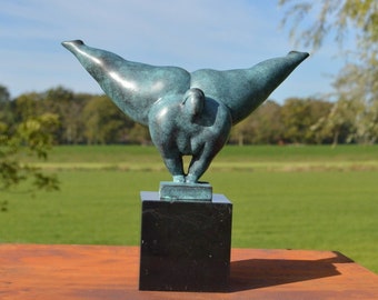 Sculpture en bronze d'une dame volumineuse en position d'appui renversé (patine verte)