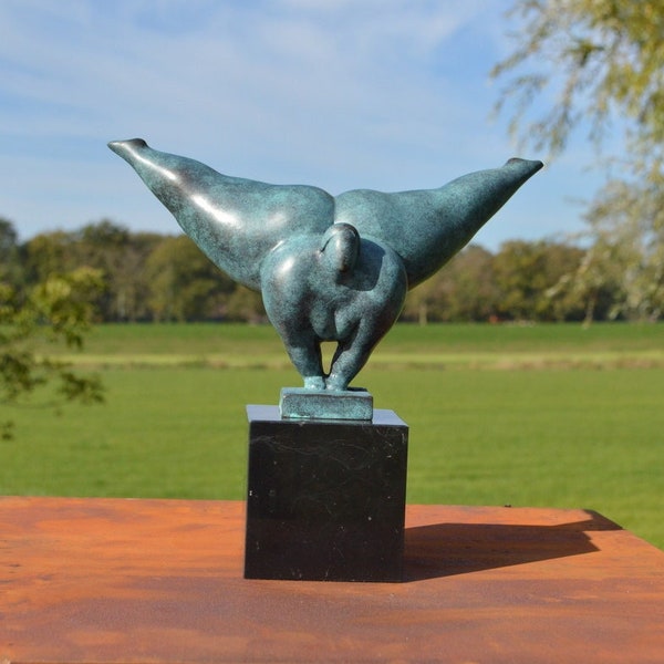 Bronzeskulptur einer voluminösen Dame im Handstand (grüne Patina)