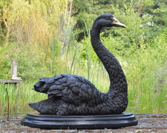 Bronzen sculptuur van een zwarte zwaan