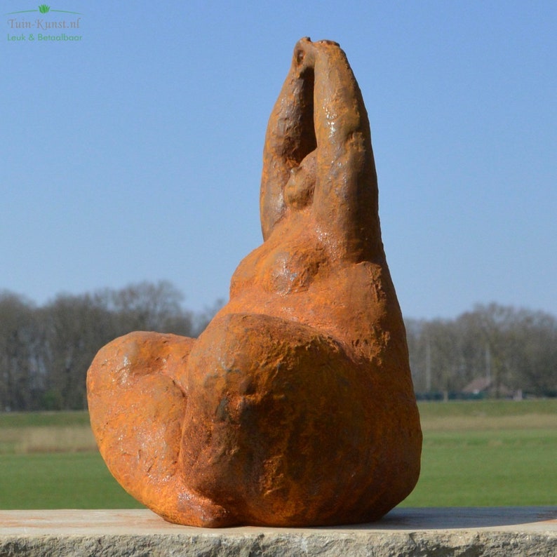 Statue de jardin en fonte représentant une dame volumineuse en pose de yoga image 2