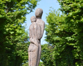 Estatua de jardín de hierro fundido - El Abrazo - patinada violeta