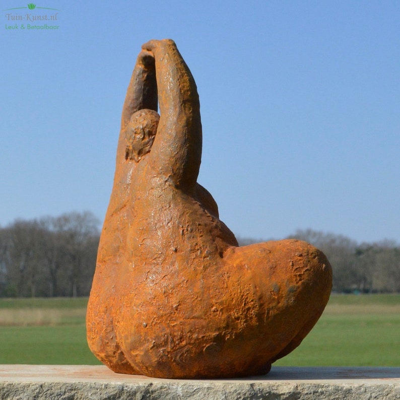 Statue de jardin en fonte représentant une dame volumineuse en pose de yoga image 5