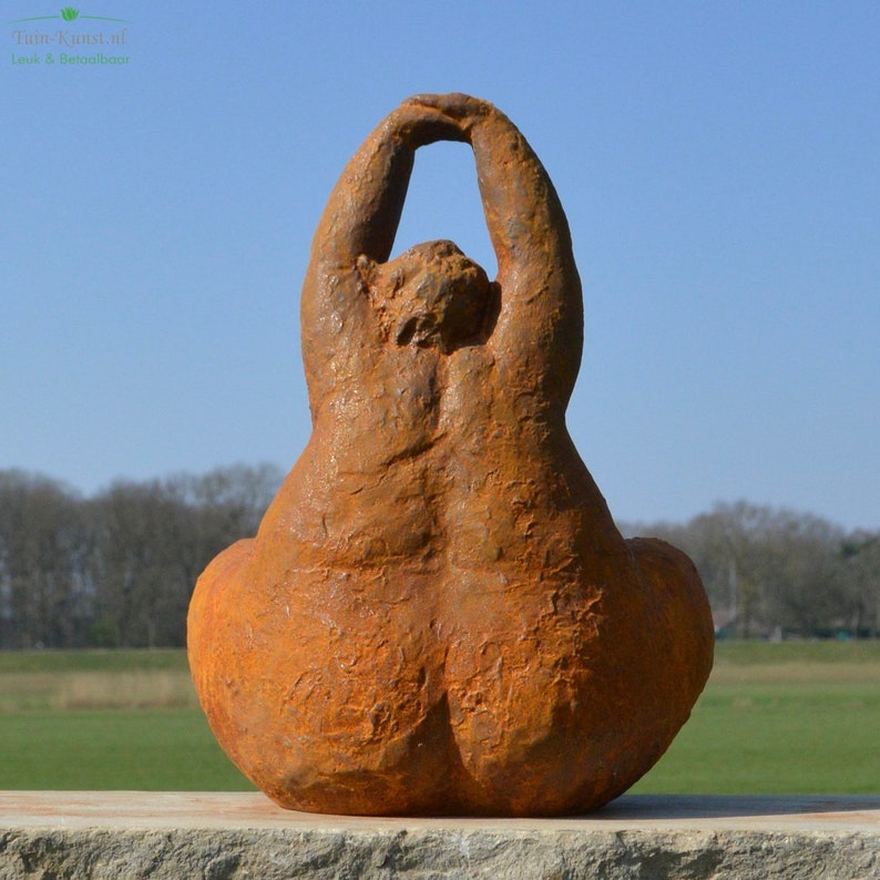 Statue de jardin en fonte représentant une dame volumineuse en pose de yoga image 4