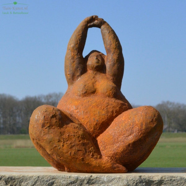 Statue de jardin en fonte représentant une dame volumineuse en pose de yoga