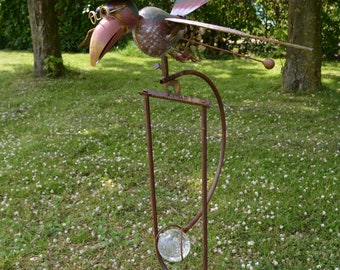 Tapón de jardín con cuervo volador