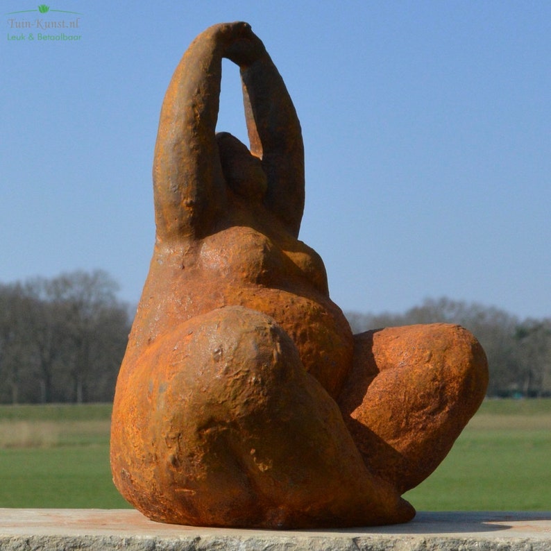Statue de jardin en fonte représentant une dame volumineuse en pose de yoga image 6
