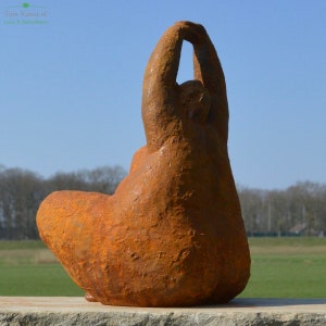 Statue de jardin en fonte représentant une dame volumineuse en pose de yoga image 3