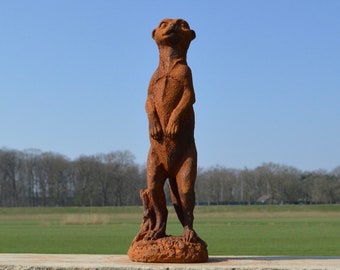 Żeliwna statua ogrodowa przedstawiająca surykatkę