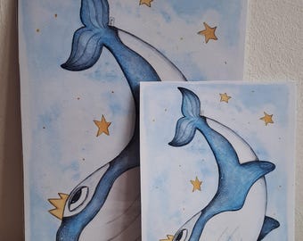 Op de afbeelding: Twee aquarel schilderijen van een walvis met een kroon, tegen een lichtblauwe achtergrond met gouden sterren. De walvissen zijn blauw en wit, met een grillig ontwerp. De schilderijen zijn op canvas.