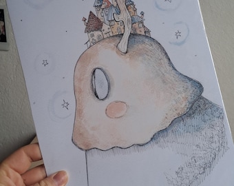 Op de afbeelding: Illustratie van een grillig wezen met een stad op zijn hoofd, tegen een sterrenhemel. Het wezen heeft een lichtbeige gezicht met een ovaal oog en een roze wang. De stad heeft kleurrijke gebouwen. Het kunstwerk staat op wit papier.