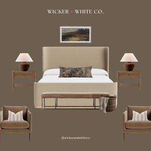 Puede incluir: Interior de dormitorio con cama beige, coj&iacute;n floral y mesitas de noche de madera con l&aacute;mparas. Dos sillones marrones con cojines a rayas frente a la cama. Tambi&eacute;n hay un banco y una pintura de paisaje enmarcada.