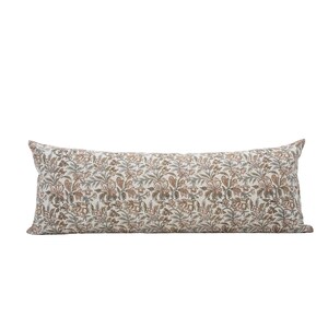 Peut inclure: Un long coussin rectangulaire d&eacute;coratif avec un motif floral. Le coussin pr&eacute;sente un fond cr&egrave;me avec un motif r&eacute;p&eacute;t&eacute; de fleurs et de feuilles marron, vertes et grises. Le coussin est con&ccedil;u pour une utilisation d&eacute;corative sur un lit ou un canap&eacute;.