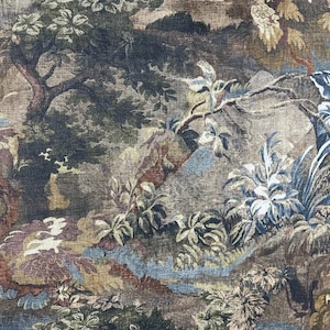 Puede incluir: Patr&oacute;n de tela detallado que presenta un paisaje con &aacute;rboles, follaje y monta&ntilde;as. La paleta de colores incluye tonos de marr&oacute;n, verde, azul y dorado, creando una apariencia vintage, similar a un tapiz. El dise&ntilde;o evoca la naturaleza y la decoraci&oacute;n cl&aacute;sica.
