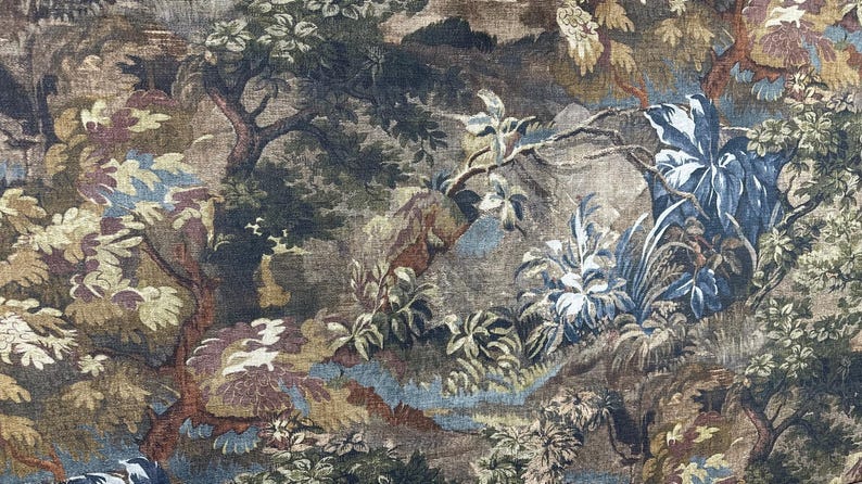 Puede incluir: Patr&oacute;n de tela detallado que presenta un paisaje con &aacute;rboles, follaje y monta&ntilde;as. La paleta de colores incluye tonos de marr&oacute;n, verde, azul y dorado, creando una apariencia vintage, similar a un tapiz. El dise&ntilde;o evoca la naturaleza y la decoraci&oacute;n cl&aacute;sica.