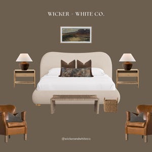 Puede incluir: Interior de dormitorio con una cama grande y curvada con cabecero crema, dos mesitas de noche de madera con l&aacute;mparas y dos sillones de cuero. Un banco est&aacute; al pie de la cama. Una pintura de paisaje cuelga sobre la cama.