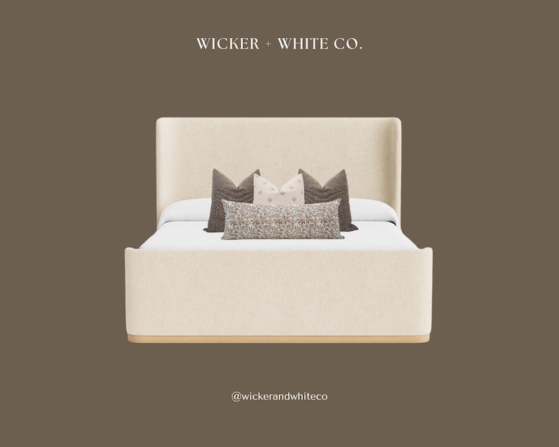 Peut inclure: Un lit rembourr&eacute; beige avec une t&ecirc;te de lit haute et une base en bois. Le lit est orn&eacute; de plusieurs coussins d&eacute;coratifs dans les tons de marron et de cr&egrave;me. Le texte "Wicker + White Co." est en haut.