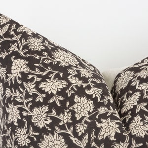 Op de afbeelding: Twee zwarte en witte kussenslopen met een bloemenpatroon. De kussenslopen zijn gemaakt van een zachte, comfortabele stof en hebben een subtiele glans.