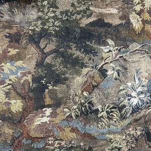 Puede incluir: Un tapiz detallado que presenta una escena de paisaje con &aacute;rboles, follaje y monta&ntilde;as. La paleta de colores incluye tonos de marr&oacute;n, verde, azul y crema, creando una est&eacute;tica vintage. El dise&ntilde;o muestra un tema natural y al aire libre.