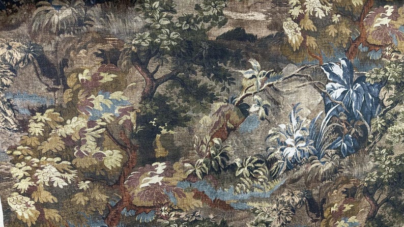 Puede incluir: Un tapiz detallado que presenta una escena de paisaje con &aacute;rboles, follaje y monta&ntilde;as. La paleta de colores incluye tonos de marr&oacute;n, verde, azul y crema, creando una est&eacute;tica vintage. El dise&ntilde;o muestra un tema natural y al aire libre.