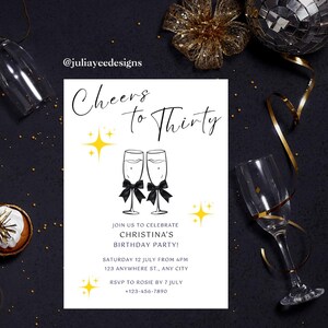 Puede incluir: Una tarjeta de invitación blanca con el texto "Cheers to Thirty" y detalles del evento. La tarjeta presenta dos copas de champán con lazos negros, estrellas amarillas, sobre un fondo oscuro con elementos decorativos.