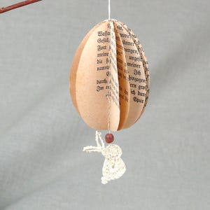 Osterei mit Hase * Handgemachte Osterdekoration aus Buchseiten mit Häkelhase * Frühlingsdeko Papier * Geschenkanhänger Ostern