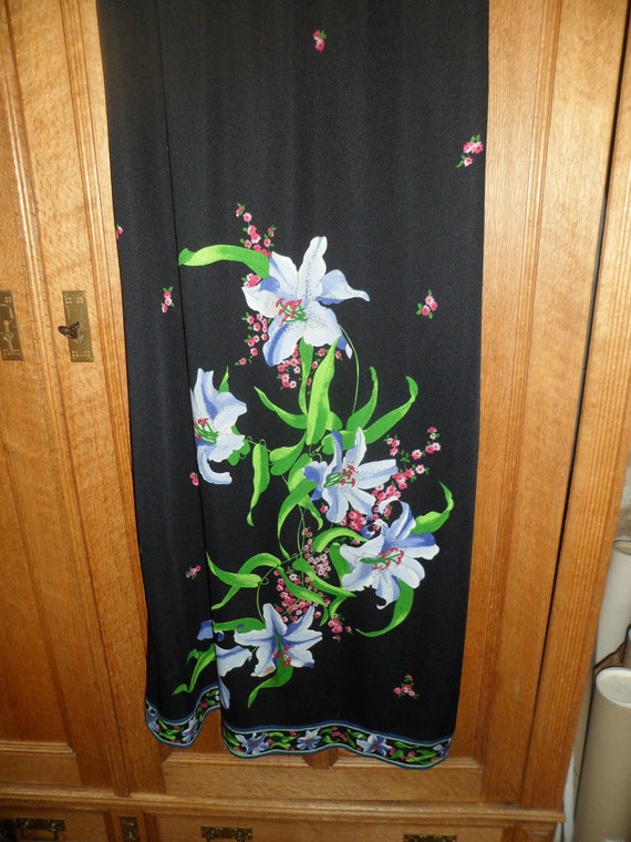 Robe longue vintage noire à grand motif floral - image 2