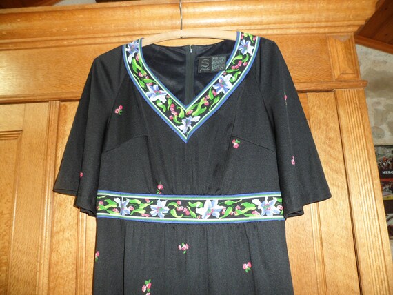 Robe longue vintage noire à grand motif floral - image 4
