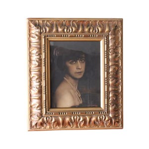 Retrato antigo, pintura a óleo de uma mulher sombria e mal-humorada, pintura Art Déco em moldura dourada e sob vidro de Manuel Lledias