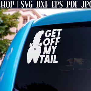 Puede incluir: Una pegatina de vinilo blanca con una ardilla de dibujos animados y el texto "GET OFF MY TAIL" en un coche azul.