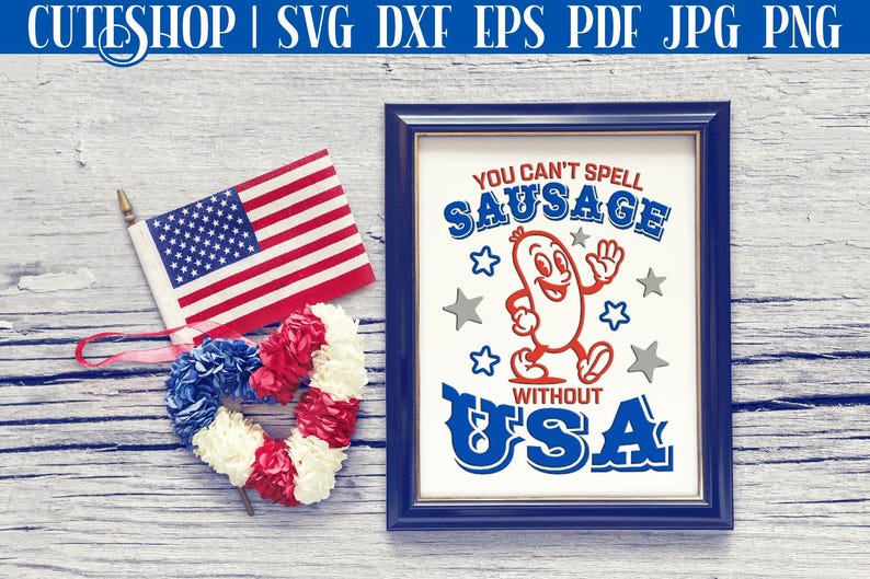 Pode incluir: Uma placa emoldurada em azul com o texto "You can't spell sausage without USA" em vermelho, branco e azul. Uma salsicha de desenho animado com um rosto sorridente e bra&ccedil;os est&aacute; andando. A placa est&aacute; em um fundo de madeira com uma coroa em forma de cora&ccedil;&atilde;o vermelho, branco e azul e uma bandeira americana.