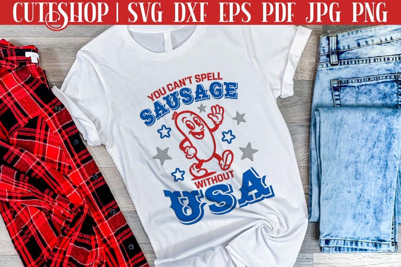 Pode incluir: Camiseta branca com um design gr&aacute;fico vermelho, branco e azul. O gr&aacute;fico apresenta uma salsicha de desenho animado com bra&ccedil;os e pernas, e o texto "You can't spell sausage without USA".