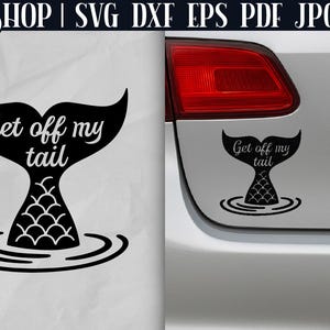 Puede incluir: Silueta en blanco y negro de una cola de sirena con el texto "Get off my tail" en la aleta caudal. La cola está en un charco de agua.