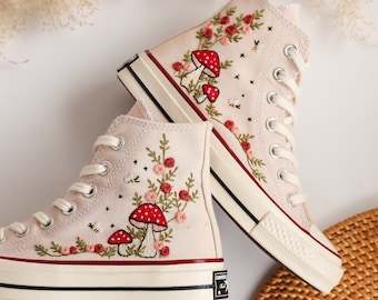 Tênis Converse de cano alto bordado, tênis Converse com estampa de cogumelos e flores bordadas, tênis Converse Taylor customizados anos 70 com estampa de cogumelos bordada