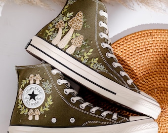Tênis Converse de cano alto com estampa de cogumelo bordado à mão, flores personalizadas, sapatos bordados com cogumelos, tênis bordado com flores, cogumelos, presente para ela