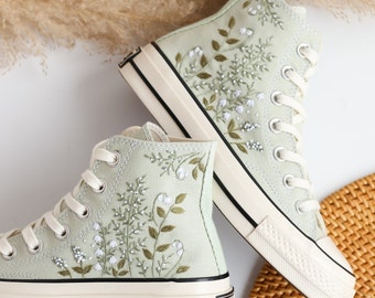 Benutzerdefinierte Hochzeit Converse High Tops, Brautblumen bestickte Schuhe, Hochzeitsblumen bestickte Turnschuhe, personalisierte Geschenke für Freundin