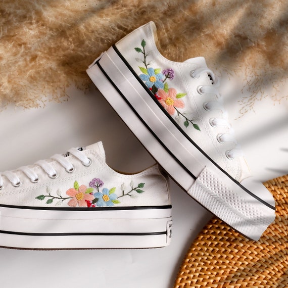Converse basse ricamate piattaforma ricamata personalizzata Converse per matrimonio piattaforma bassa Converse personalizzata ricamo fiore da sposa Etsy Italia