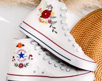 Converse alte ricamate, scarpe da sposa con fiori ricamati, Converse da sposa con ricami floreali, sneakers da sposa personalizzate