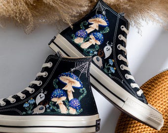 Zapatillas altas Converse bordadas de Halloween personalizadas, zapatillas bordadas de Halloween, zapatos personalizados únicos con setas y fantasmas, regalo de Halloween