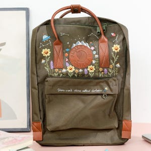 Bestickter Rucksack Fjällräven Kanken, Pilze, Lavendel bestickter Rucksack, Gartenblumen Stickerei Kanken, Geschenke für Mädchen