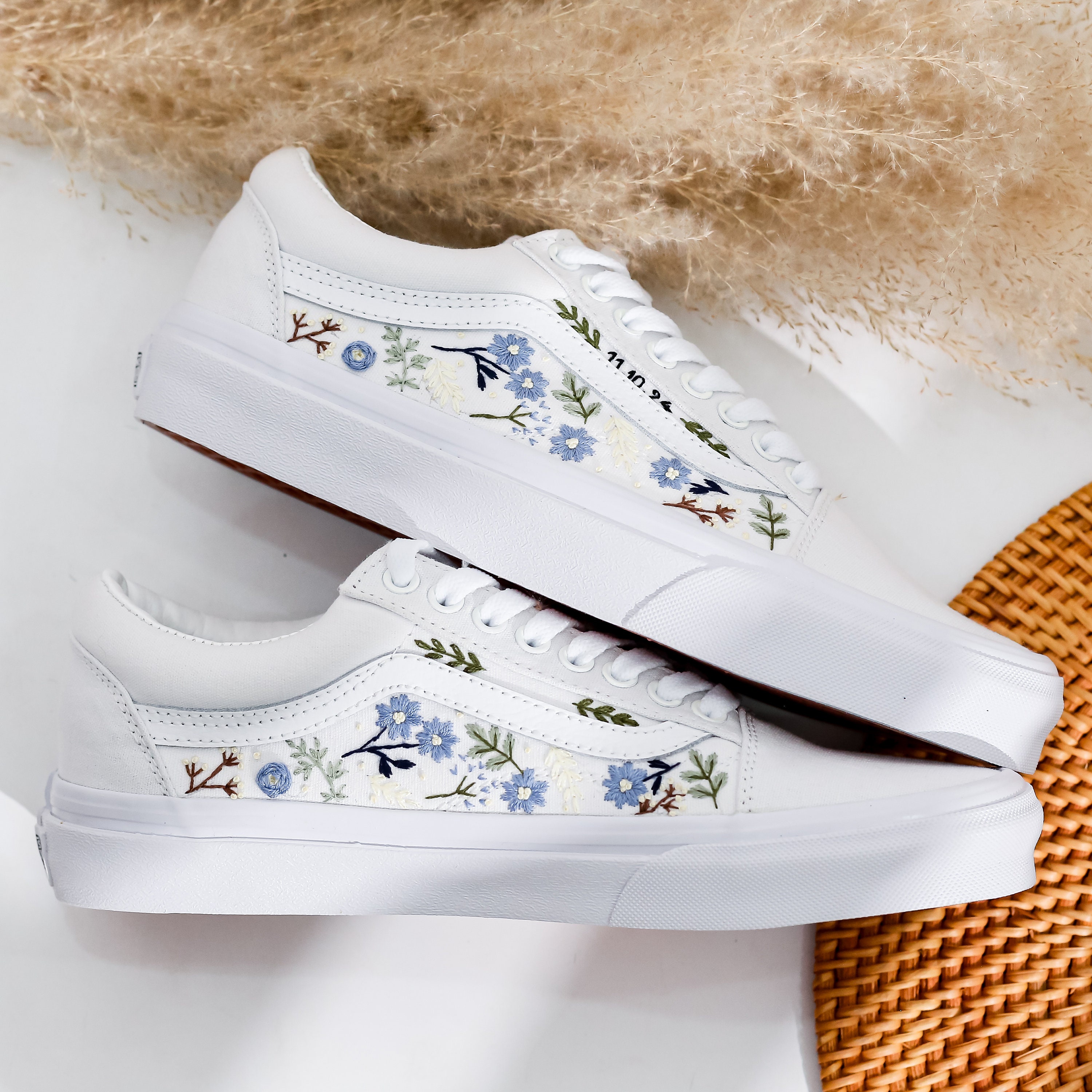Ślubne Vans dla Panny Młodej i Pana Młodego, Niebieskie Kwiaty Haftowane Vansy Na Zamówienie, Ślubne Vans Slip On Haftowane Kwiatami, Spersonalizowane Ślubne Trampki
