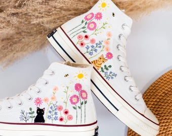 Individuell gesticktes Haustier Kekse High Tops, personalisierte Katzenstickerei Schuhe, Blumen bestickte Wildleder, individuelle Haustiergeschenke, Katzenliebhaber Geschenk