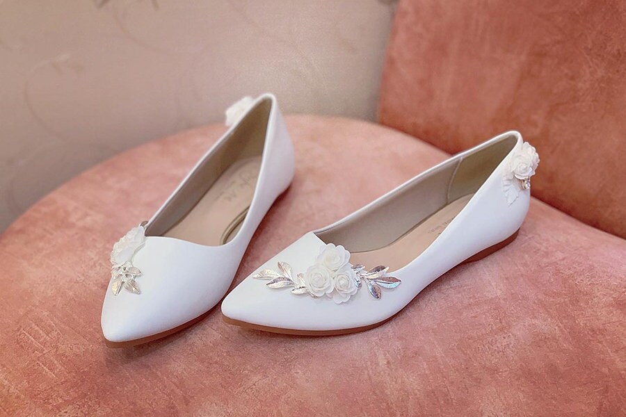 Ivory white pointed flats / Low heel wedding shoes with