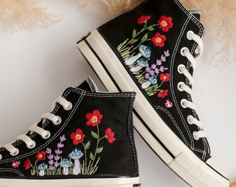 Geborduurde Converse, aangepaste Converse geborduurde blauwe paddestoelen en rode bloemen, paddestoelen geborduurde schoenen, paddestoelen geborduurde sneaker