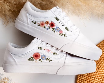 Hochzeits-Vans für die Braut, mit Brautblumen bestickte Vans-Schuhe, mit Hochzeitsblumen bestickte Sneakers nach Maß, Hochzeitsschuhe, Geschenke zur Hochzeit