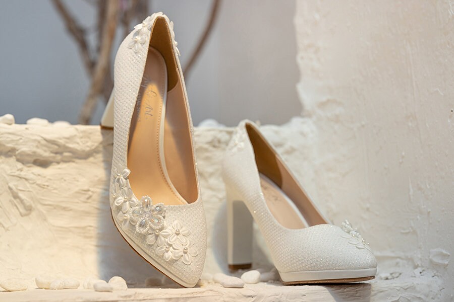 square heels white