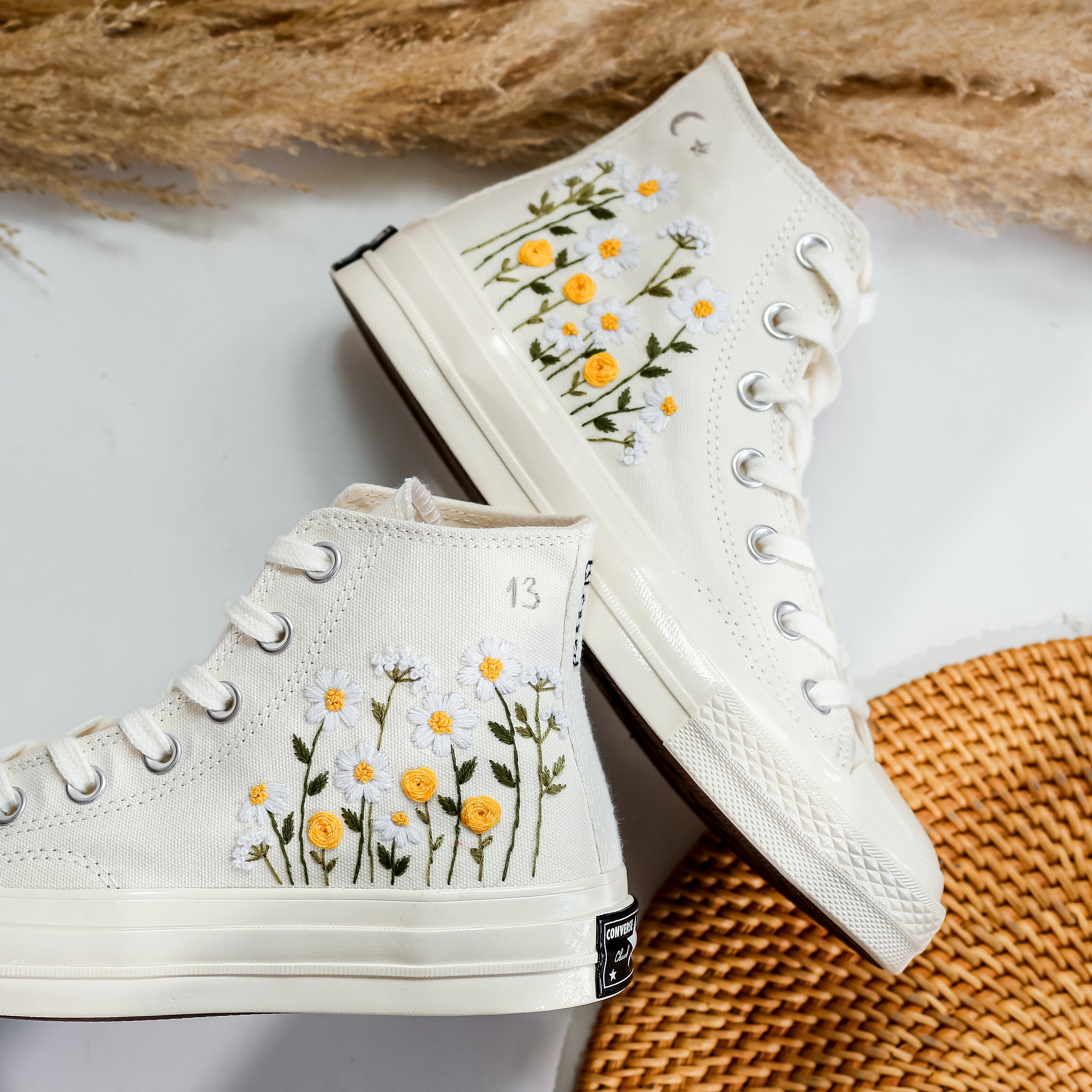 ホワイト♡レースフラワーシューズ　オーダー Custom Embroidered Wedding Sneakers, White Flower Embroidered