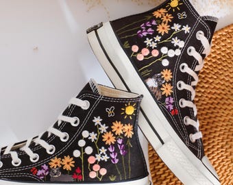 Anpassade broderade Converse High Tops, Skor med broderade vildblommor och katter, Converse Broderade Sneakers, Unika Sneakers med broderade blommor