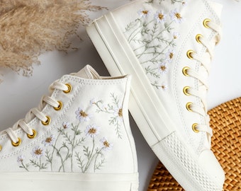 Benutzerdefinierte Hochzeits-Turnschuh-Platform, weiße Blume gestickte Rückseite, Gänseblümchen-Stickerei Brautschuhe, personalisierte Brautschuhe Hochzeitsgeschenk