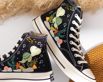 Unika specialdesignade broderade Converse High Top, Converse-broderi med havssköldpadda och korallrev, specialdesignade sneakers med broderat havstema, presentidé